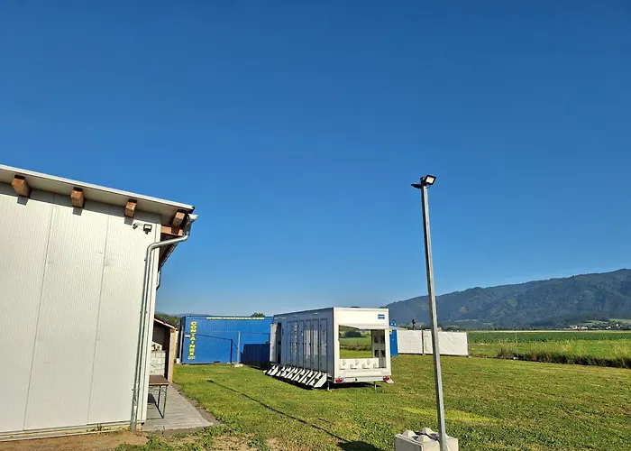 Kaltenbrunner 64m2 Stellflaeche مكان تخييم